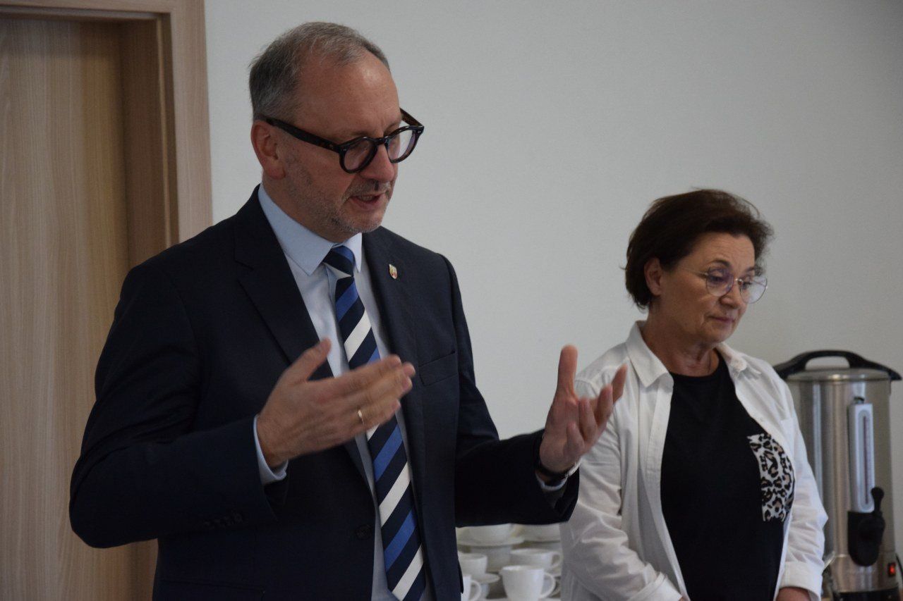 Nagrody i życzenia dla nauczycieli miejskich przedszkoli szkół i w Zduńskiej Woli z okazji Dnia Edukacji Narodowej