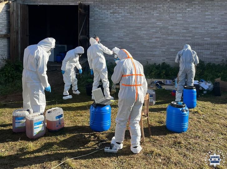 Narkotykowa fabryka ukryta w gospodarstwie. Policjanci odkryli setki kilogramów niebezpiecznej substancji!