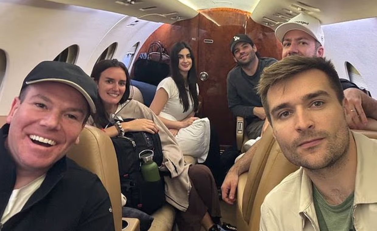 Doradca Trumpa uciekł prywatnym lotem. Zwykli obywatele uwięzieni