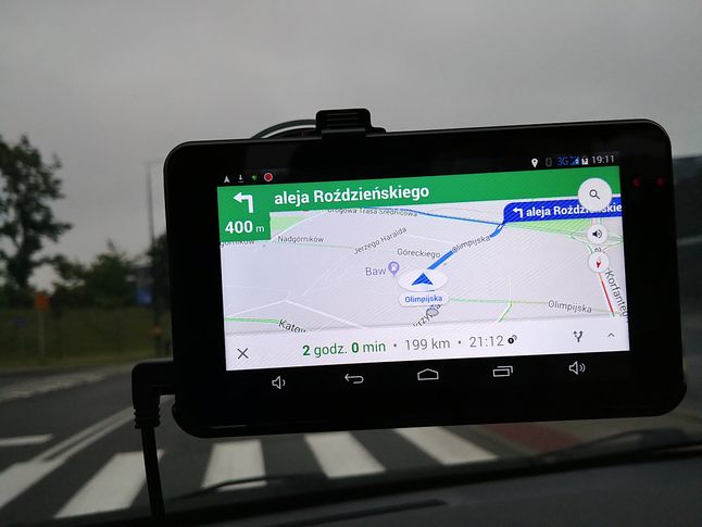 Dzięki Androidowi używanie dowolnych aplikacji nie jest problemem. Korzystać można na przykład z nawigacji w Mapach Google.