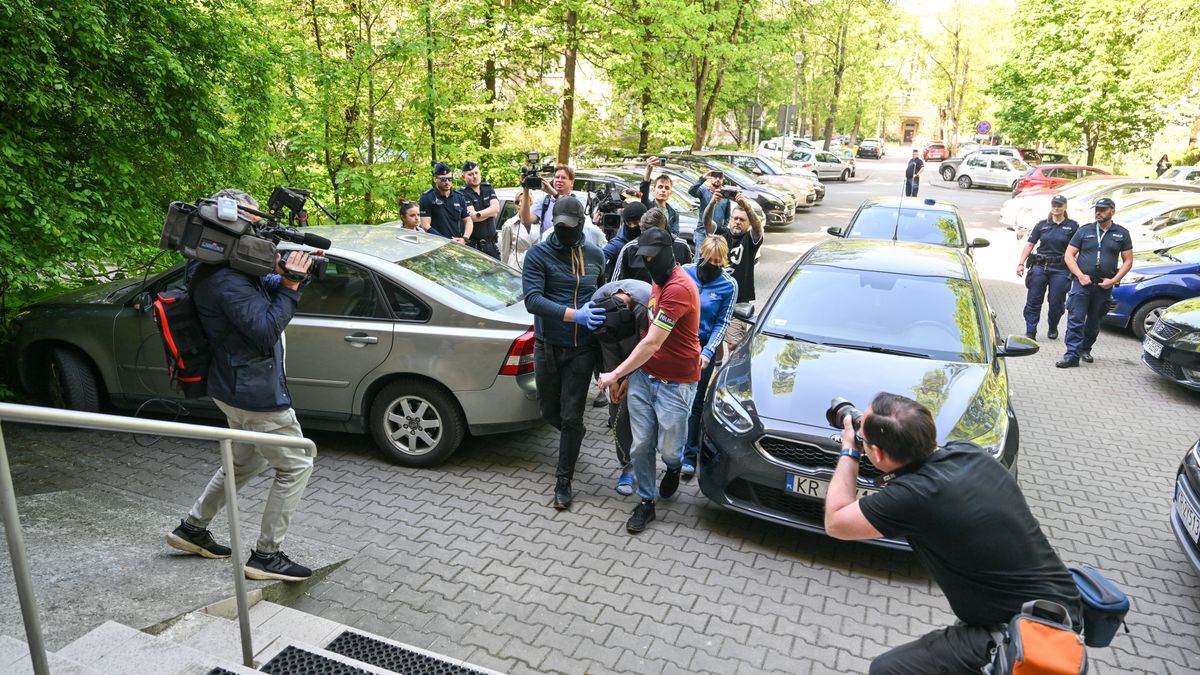 Kraków, 30.04.2025. Doprowadzenie podejrzanego o zabójstwo lekarza do Prokuratury Rejonowej Kraków Podgórze, 30 bm. 35-latek, 29 bm. miał wtargnąć do gabinetu ortopedy w Szpitalu Uniwersyteckim w Krakowie i zadać mu ciosy nożem. Mimo natychmiastowej pomocy lekarz zmarł.. (aldg) PAP/Art Service***Do tego materiału zdjęciowego dostępna jest również depesza w systemie CSI, pt.: Kraków/ 35-latek podejrzewany o zabójstwo lekarza w Szpitalu Uniwersyteckim - doprowadzony do prokuratury***