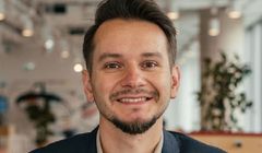 Maciej Deja przechodzi z dziennikarstwa do agencji Olive Media