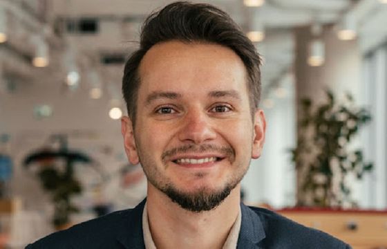 Maciej Deja przechodzi z dziennikarstwa do agencji Olive Media