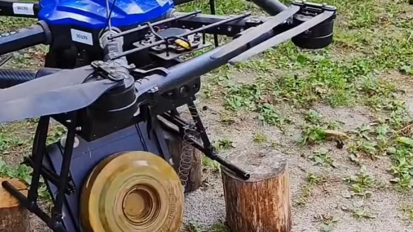 Ukraiński dron podczas próby ze zrzucaniem miny przeciwpancernej TM-62.