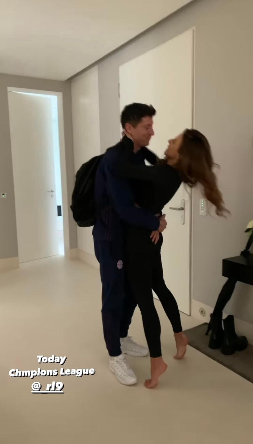 Anna Lewandowska całuje Roberta Lewandowskiego