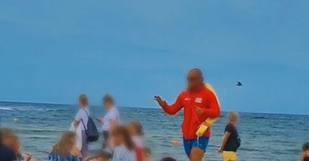 Ratownik upomina plażowiczów. "Nikt nie obserwuje tych dzieci"