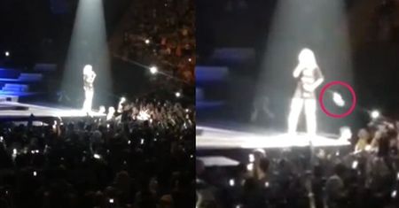 Fani RZUCAJĄ w Rihannę JEDZENIEM!