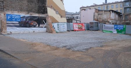 Rozebrali kamienicę przy ul. Bernardyńskiej, bo groziła zawaleniem. W jej miejscu bez zgody powstał płatny parking [ZDJĘCIA]