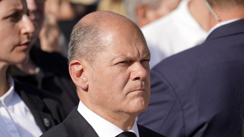 German Chancellor Olaf Scholz attends the anniversary commemoration of the flood disaster on 14 July 2021 at the river Ahr, in Bad Neuenahr, Germany, 14 July 2022. Large parts of Western Germany were hit by heavy, continuous rain in the night to 15 July 2021 resulting in local flash floods that destroyed buildings and swept away cars in the Ahr valley. EPA/RONALD WITTEK Dostawca: PAP/EPA.