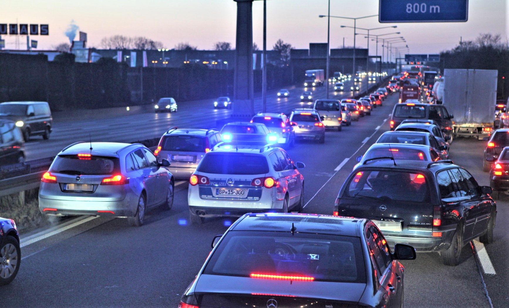 Dzieci grały w piłkę na autostradzie. Matka stała i wszystko nagrywała