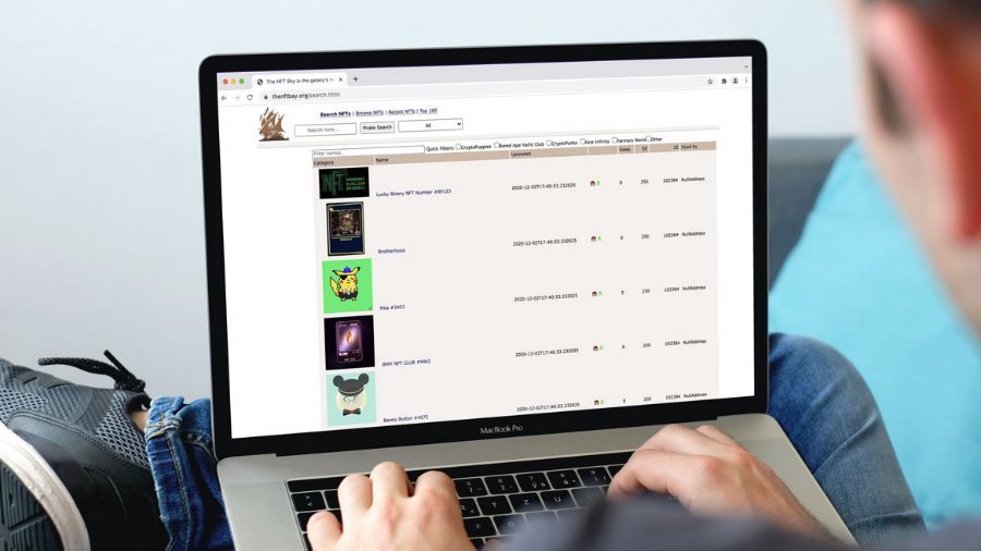 Mężczyzna przeglądający stronę NFT Bay na laptopie