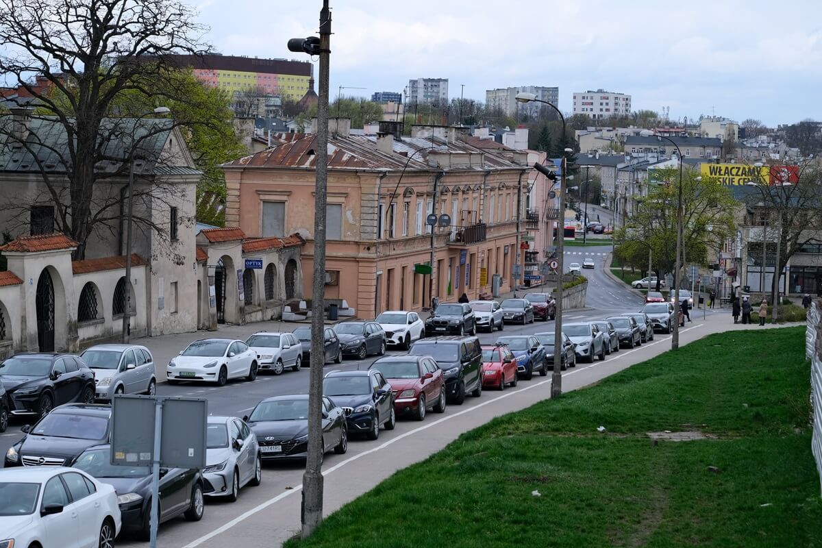 Duże zmiany w centrum Lublina. Miejsca parkingowe przeniosą na jezdnię, będą nowe drzewa, krzewy ozdobne i kwiaty
