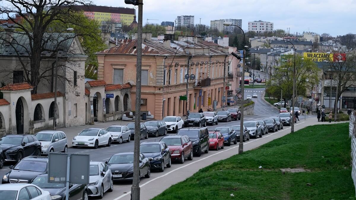 Samochody zaparkowane wzdłuż ul. Świętoduskiej. W oddali widać ul. Bajkowskiego