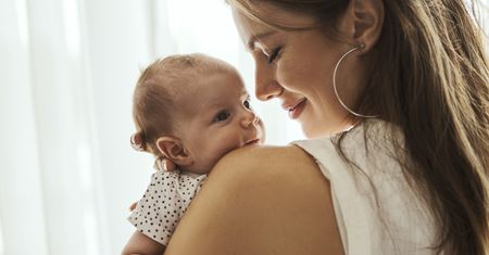 Całowanie dzieci w usta. Zdjęcie Mamy Ginekolog wywołało burzę