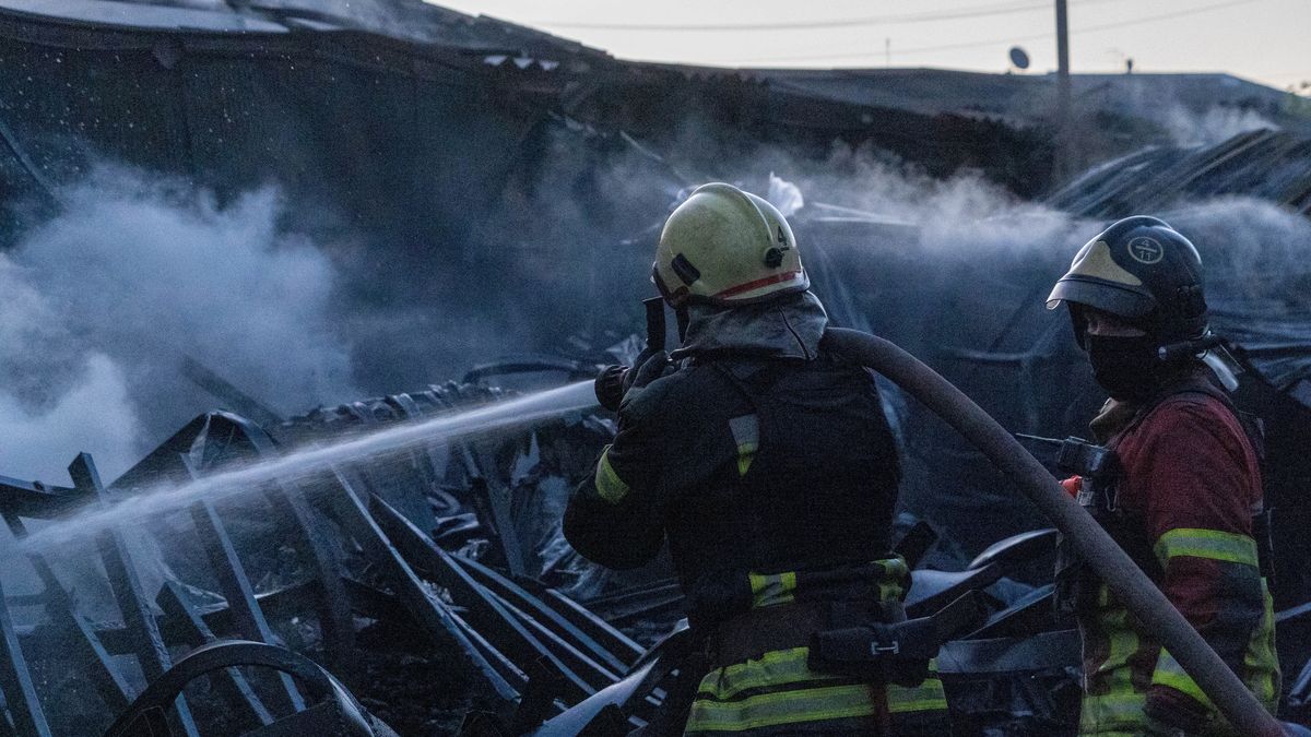 Charków, Ukraina, 04.05.2024. Strażacy podczas akcji gaszenia pożaru po rosyjskim ataku dronowym w Charkowie, 4 bm. W wyniku nocnego ataku dronów Shahed ranne zostały cztery osoby, w tym dziecko w wieku szkolnym. Trwa inwazja Rosji na Ukrainę. (jm) PAP/Mykola Kalyeniak ***Do tego materiału zdjęciowego dostępna jest również depesza w systemie CSI, pt.: Ukraina/ Rosyjskie drony zaatakowały Charków, ranne zostały cztery osoby.***
