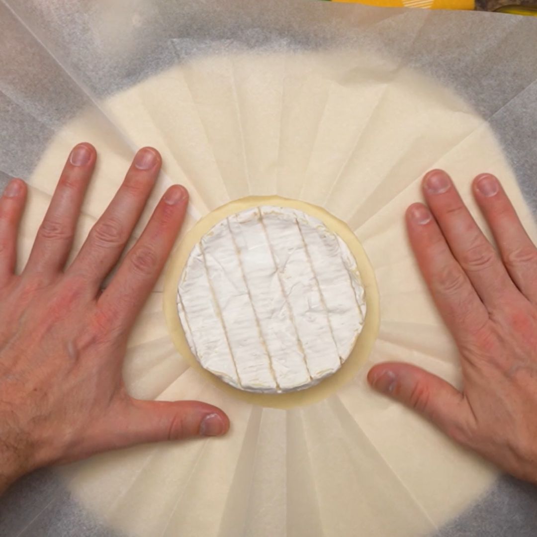 Pierwszą warstwę ciasta zabezpieczam papierem do pieczenia