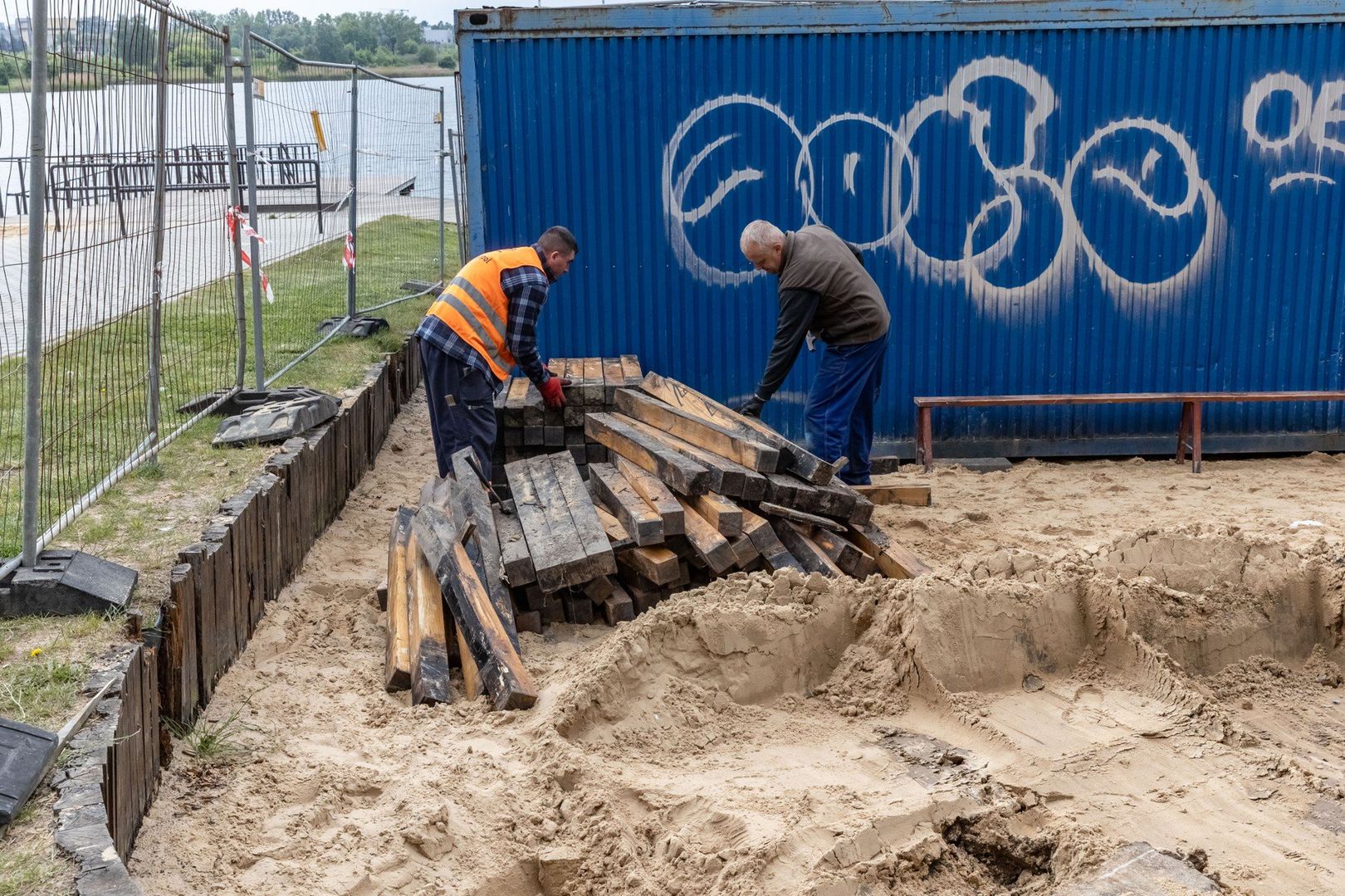 Remont plaży nad zalewem Bagry