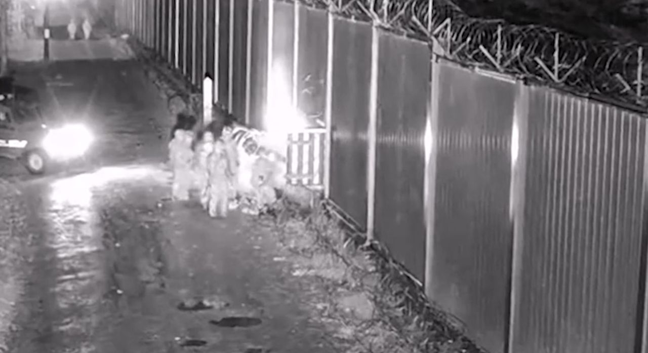 Incydent na polsko-białoruskiej granicy. Ranny imigrant ściągnięty zza płotu