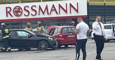 BMW uderzyło w hondę na sklepowym parkingu. Samochód sam poinformował służby o wypadku