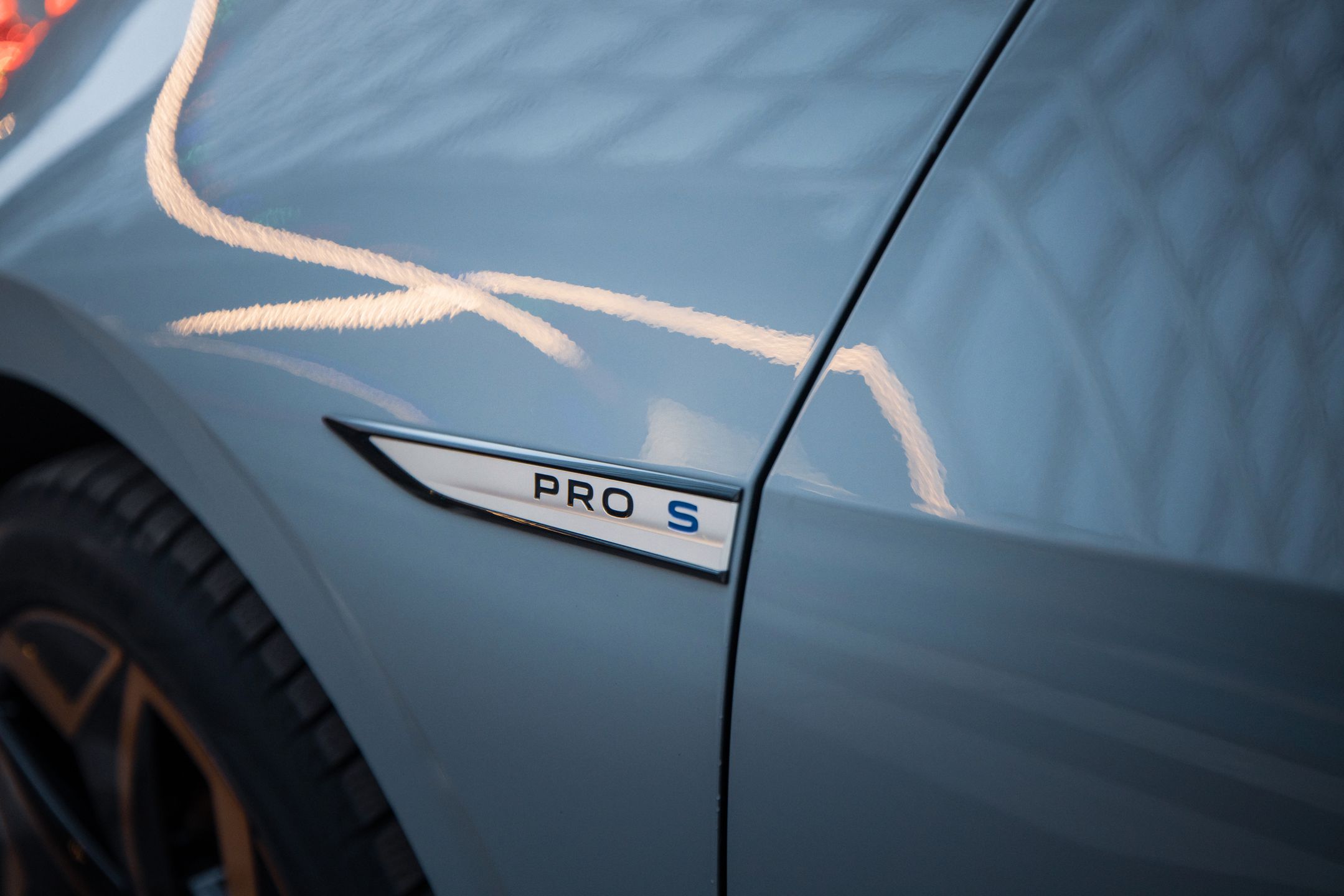 Pro S oznacza większą pojemność baterii - 77kWh