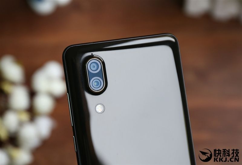 Sharp Aquos S2 oficjalnie. Ma wąskie ramki i podwójny aparat o ciekawych możliwościach 7