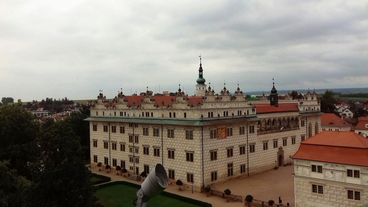 Widok pałacu z kościelnego punktu widokowego
