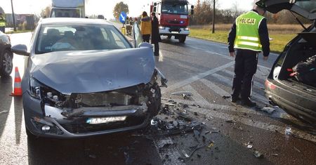 Kolizja na DK-17. Cztery osoby trafiły do szpitala, a droga była zablokowana przez kilka godzin