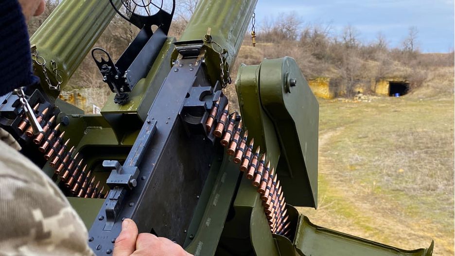 Ukraiński żołnierz z parą karabinów maszynowych Maxim M1910/30  zamontowanych na podstawie przeciwlotniczej ZPU. 