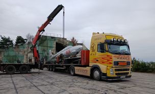 Rozładunek Iskry przed Pilskim Muzeum Wojskowym.