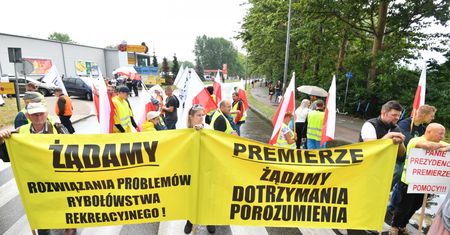 Jedyna droga na Hel zablokowana: korek do Pucka. Protesty rolników i rybaków