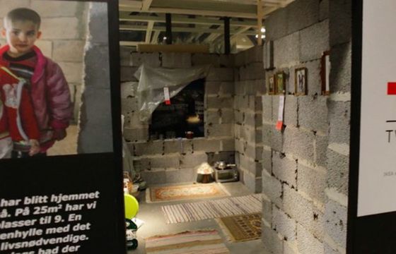 Replika syryjskiego domu w sklepie IKEA promowała zbiórkę Czerwonego Krzyża (wideo)