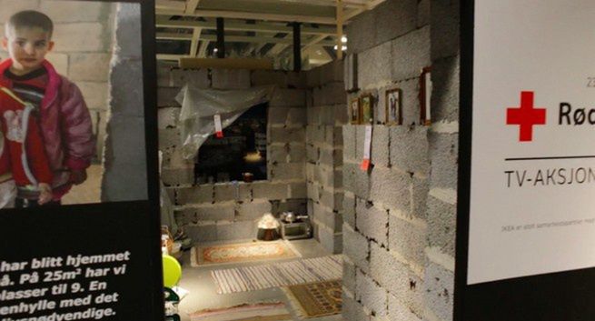 Replika syryjskiego domu w sklepie IKEA promowała zbiórkę Czerwonego Krzyża (wideo)