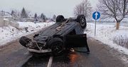 Jarosławiec: Pijany kierowca dachował Mercedesem. Wiózł pijanych kolegów