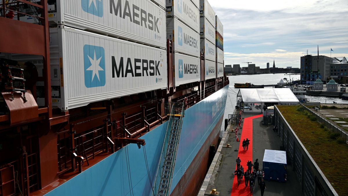 Pierwszy na ?wiecie kontenerowiec zasilany metanolem
This photograph taken on September 14, 2023 shows people walking past containers on the world?s first methanol-enabled container vessel called "Laura Maersk" of A.P. Moller-Maersk after its namegiving ceremony in Copenhagen. Built in South Korea by Hyundai Heavy Industries (HHI) and fitted with a dual-fuel engine, "Laura Maersk" is a relatively small model that will be able to transport 2,136 20-foot (TEU) containers. It will begin operating in the Baltic Sea in October 2023, Maersk said. (Photo by Sergei GAPON / AFP)
SERGEI GAPON