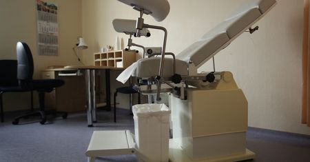 Tak objawia się rak jajnika. Każda kobieta musi znać te symptomy