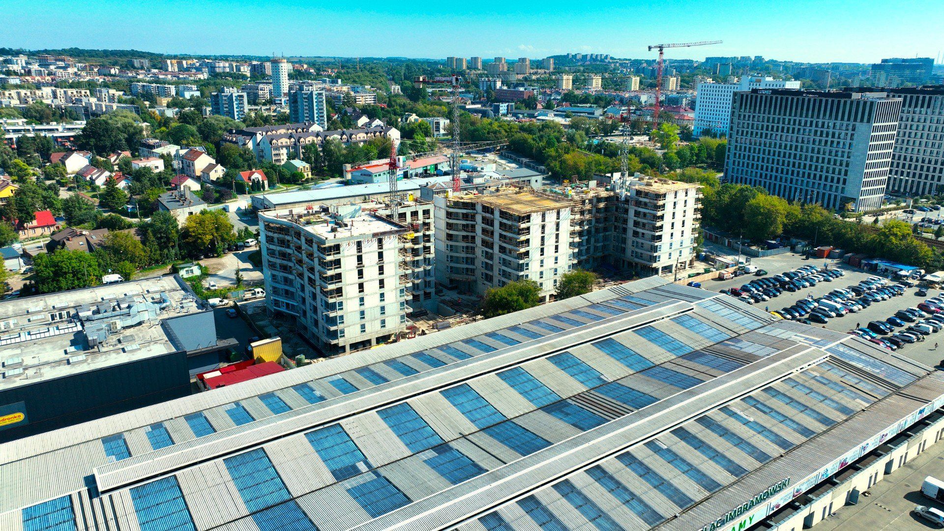 Ogromną zaletą osiedla jest położenie w najbliższym sąsiedztwie Placu Imbramowskiego. To kultowe targowisko w klimacie tradycyjnego kolorowego bazaru