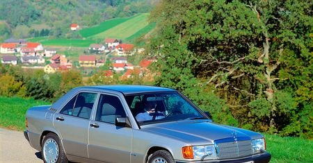 Mercedes 190E z 6-litrowym V12 na sprzedaż. Kosztuje tyle, co nowa Toyota Supra
