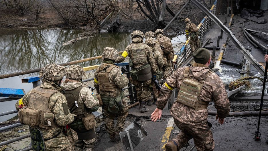 Wojna w Ukraine - Sytuacja w IrpieniuIRPIN, UKRAINE - MARCH 3: Ukrainian soldiers are seen near the recently collapsed bridge which was the target of a Russian missile, near the town of Irpin, Ukraine on March 3, 2022. Wolfgang Schwan / Anadolu Agency/ABACAPRESS.COMAA/ABACA