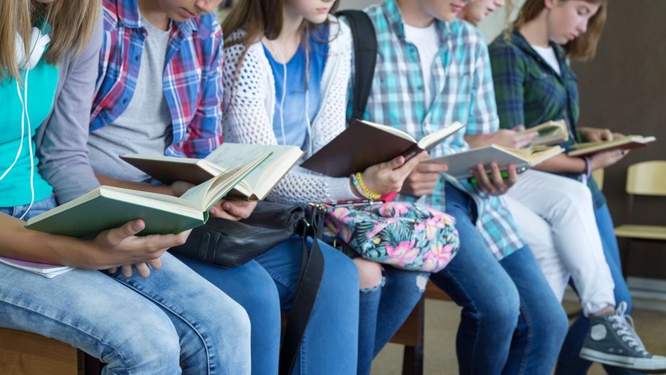 Młodzi ludzie coraz częściej chcą studiować poza Polską.