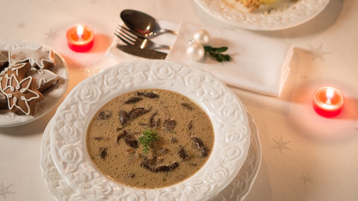 Zupa grzybowa wigilijna jest alternatywą dla barszczu czerwonego