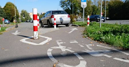 Zablokował zjazd z drogi dla rowerów. Strażnicy miejscy założyli na koło pojazdu urządzenie blokujące [ZDJĘCIA]