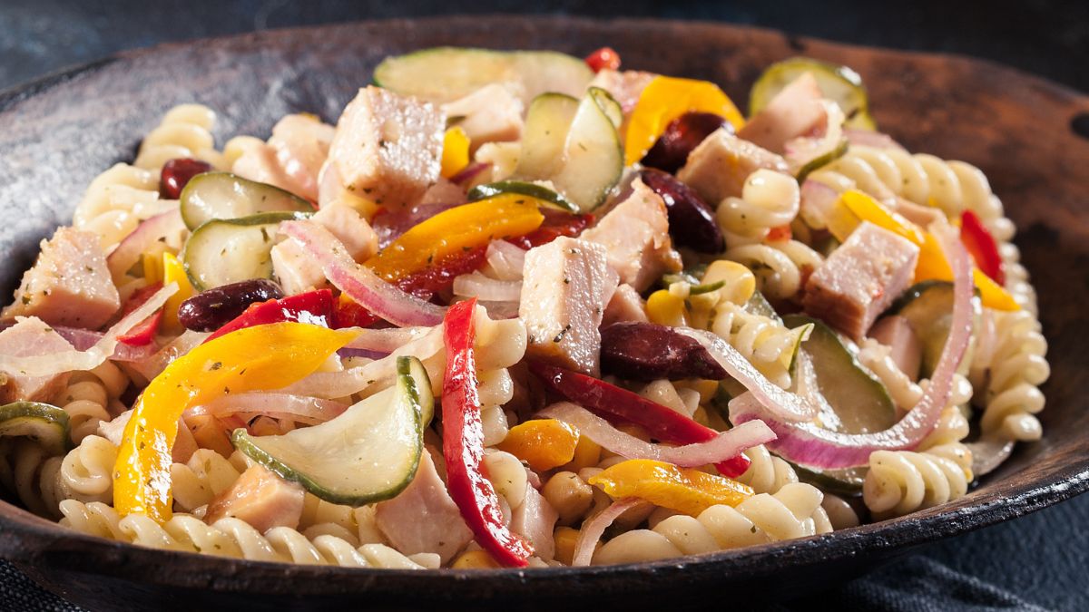 Sałatka z wędzonym indykiem i mnóstwem kolorowych dodatków