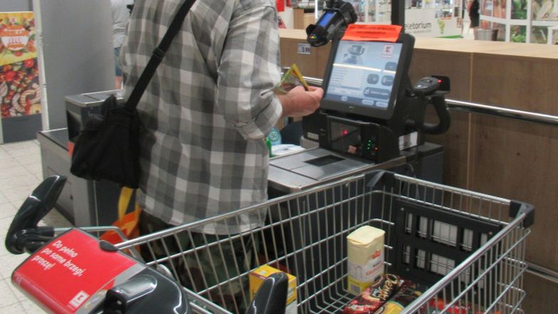 Kasjerki opowiadają, jak klienci oszukują przy kasach samoobsługowych