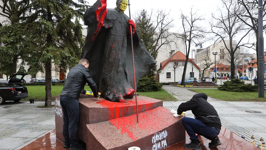 Czyszczenie pomnika Jana Pawła II w Łodzi.