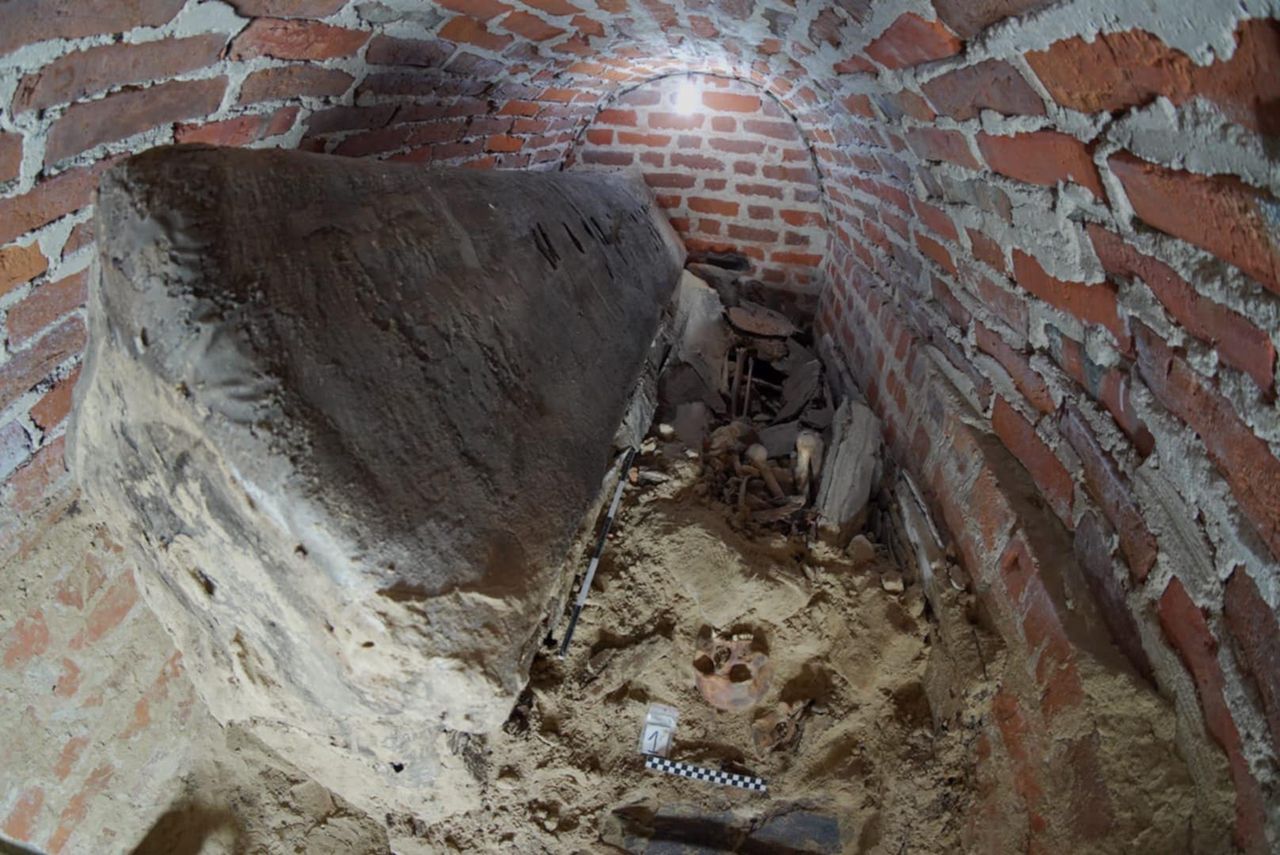 Weszli do zamkniętej krypty pod kościołem. Znalezisko ich zaskoczyło