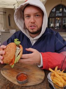 Książulo przetestował burgera za 82 zł. "To jest podłe za tę cenę"