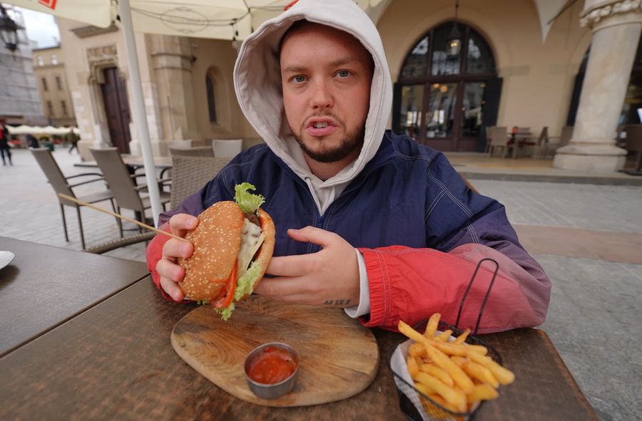 Książulo przetestował burgera za 82 zł