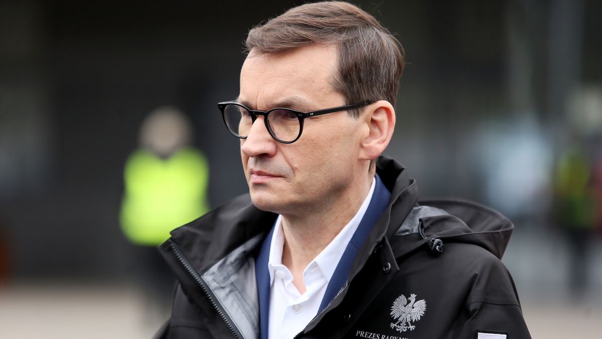 Premier Mateusz Morawiecki często występuje w spersonalizowanej kurtce z nazwą urzędu