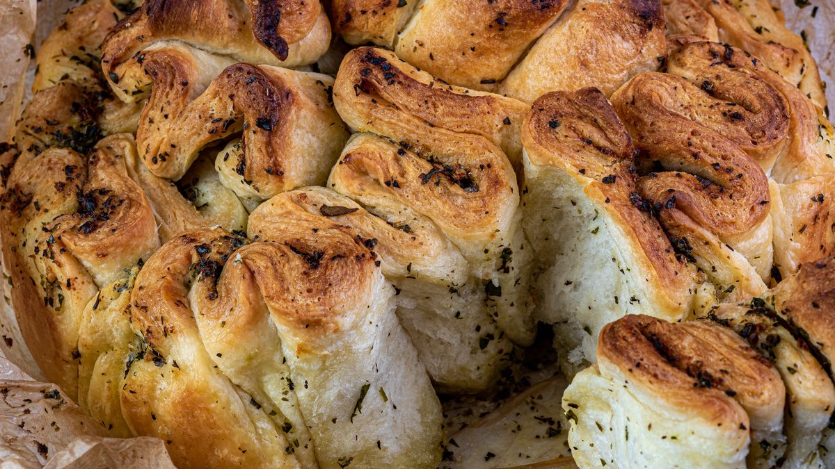 Rwany chlebek z dodatkiem masła czosnkowego 