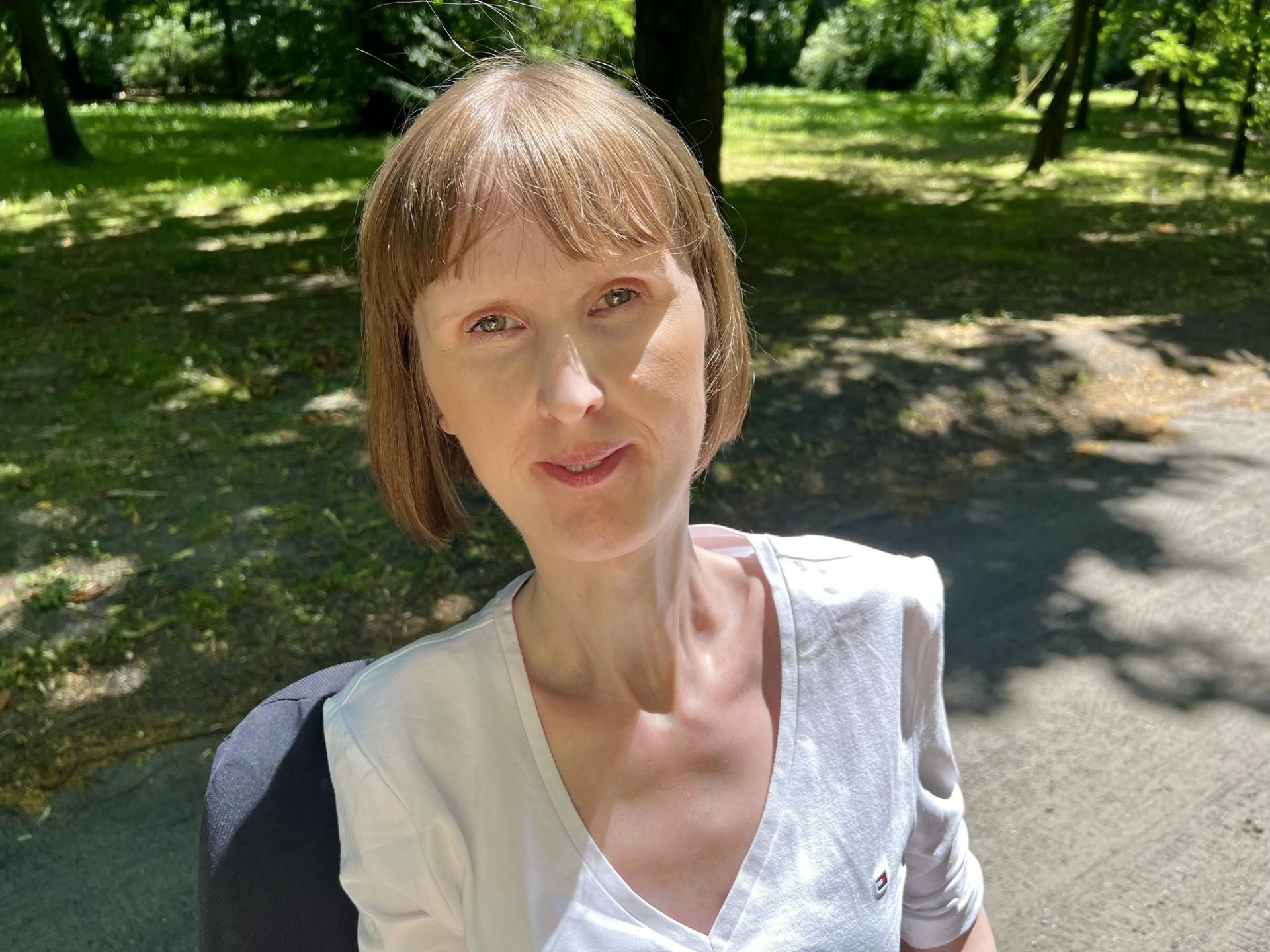 Joanna musi poruszać się na wózku inwalidzkim